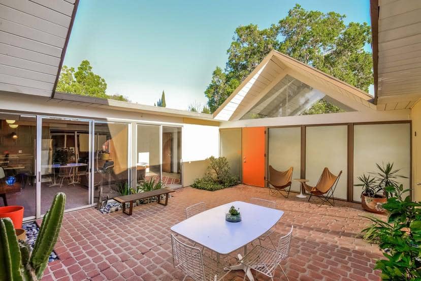 5 Mid-Century Houses Atriums Perfect to Relax