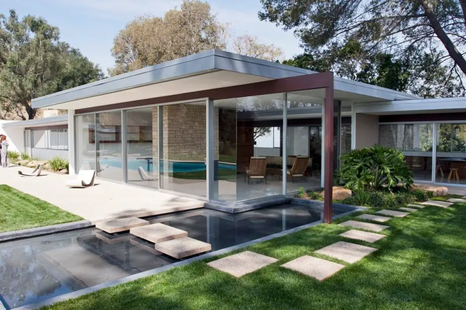 Richard Neutra Singleton Residence outside garden looking inside