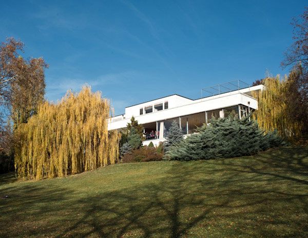 Villa Tugendhat Ludwig Mies van der Rohe outside daylight